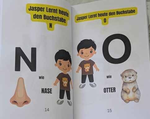 Jasper zeigt den Buchstaben N mit einer Nase, einem Jungen und einem Otter für O.