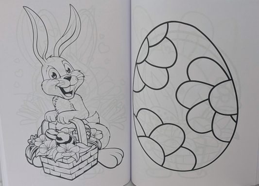 Ein fröhlicher Hase mit einem Korb und ein bemaltes Ei mit Blumenmotiven.