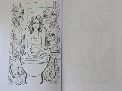 Frau sitzt auf einer Toilette, umgeben von fantasievollen, extraterrestrischen Wesen.