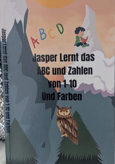 Ein Kind sitzt auf einem Felsen und lernt das ABC, Zahlen und Farben mit einer Eule.